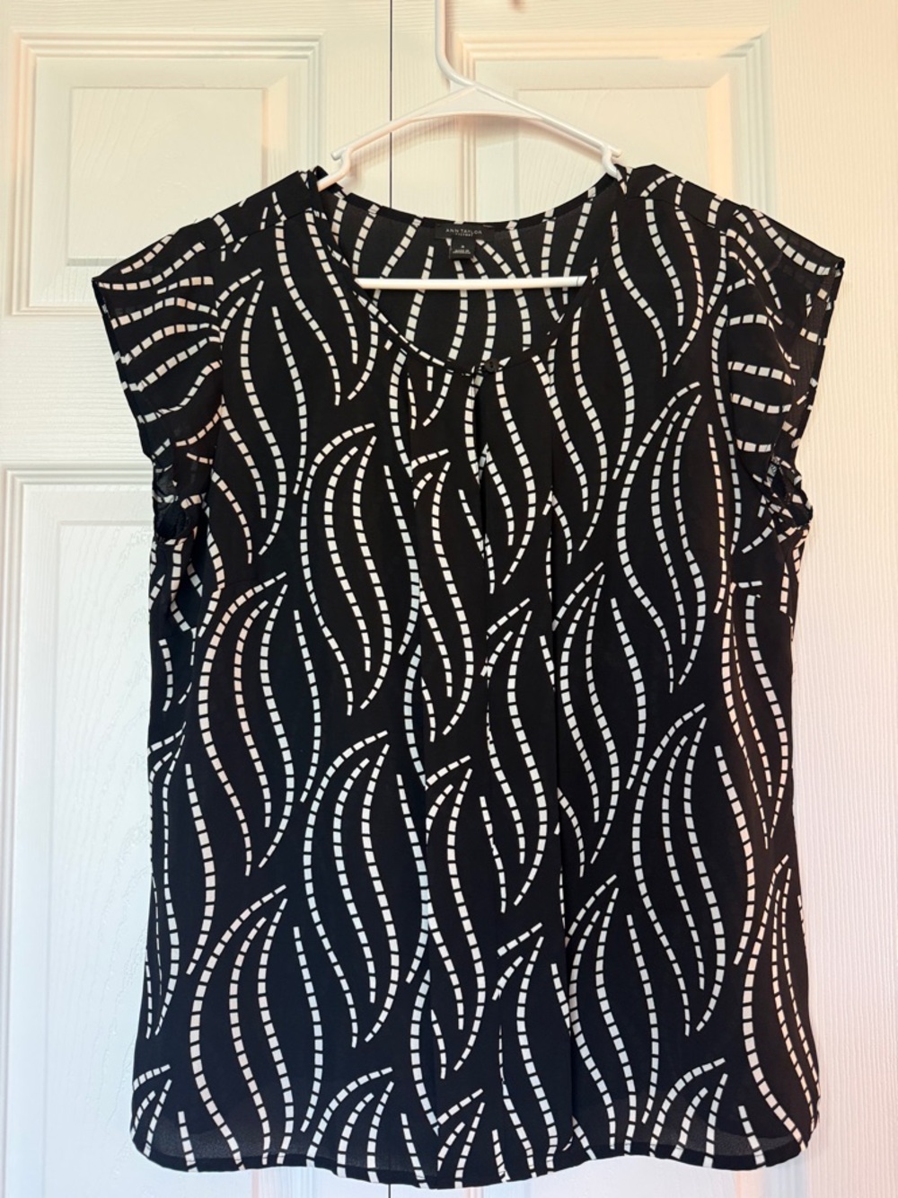 Ann Taylor Women’s Black & White Wave Print Blouse Sz M